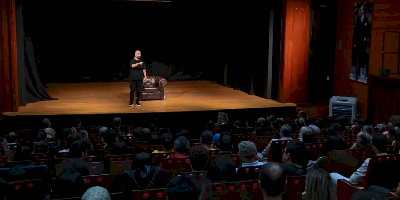 Tahsin Hasoğlu’ndan İZKİTAP’ta kahkaha dolu gece