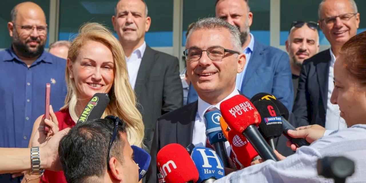 KKTC'nin 6. Cumhurbaşkanı mazbatasını aldı... Yemin töreni 24 Ekim'de