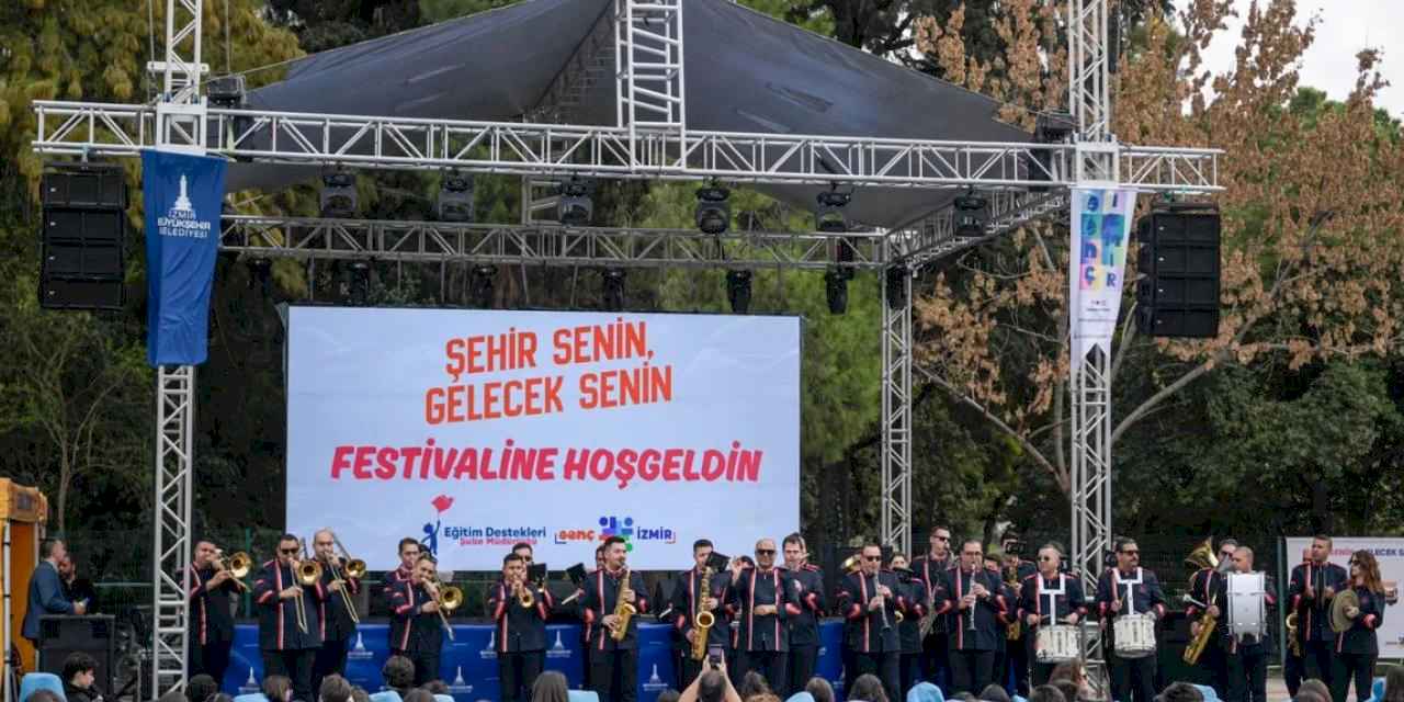 Üniversiteli gençler İzmir’e festivalle “merhaba” dedi