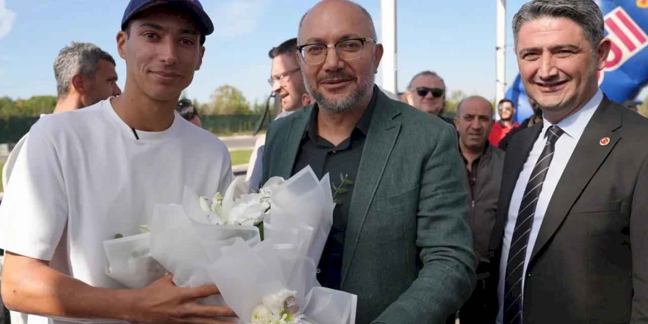 Dünya Şampiyonu Razgatlıoğlu’nu çiçeklerle karşıladılar