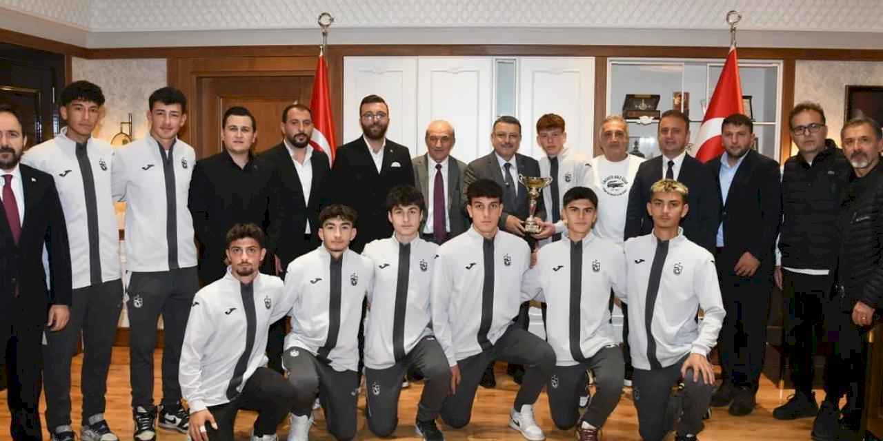 Başkan Genç’ten şampiyon öğrencilere tebrik