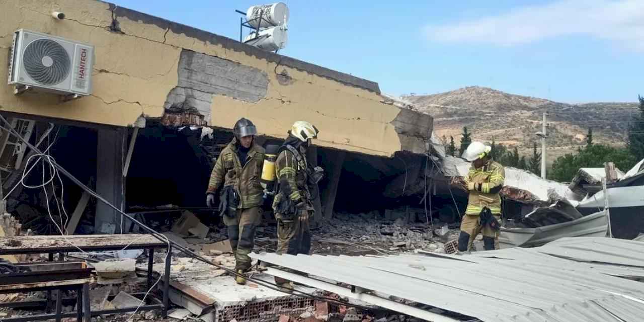 İzmir İtfaiyesi göçük altında kalan yurttaşı kurtardı
