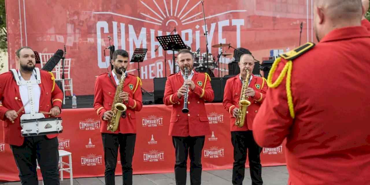 İzmir’de Cumhuriyet coşkusu başladı