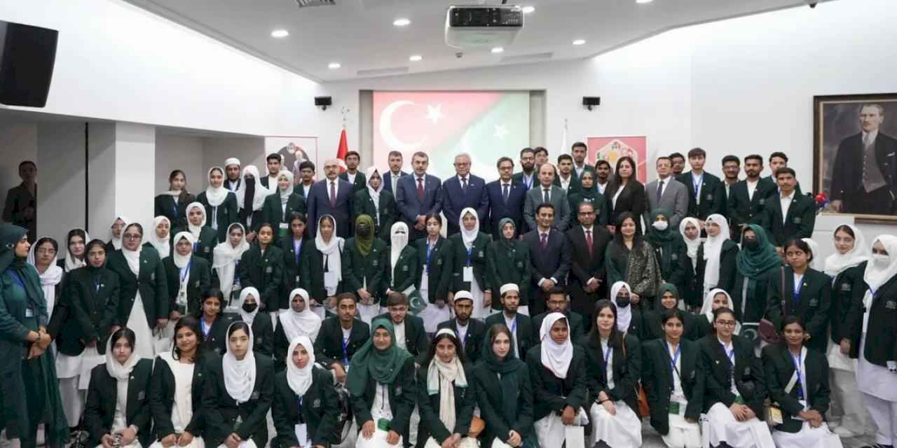 Bakan Tekin Pakistanlı öğrencileri kabul etti