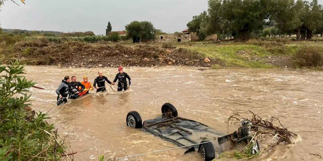 Foça’da yağış rekoru kırıldı! Ekipler seferber!