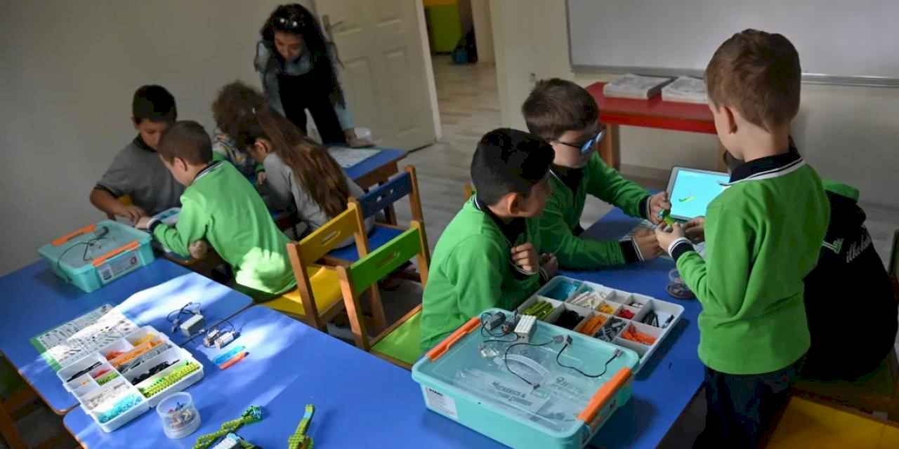 Manisalı minikler robotik kodlama öğreniyor