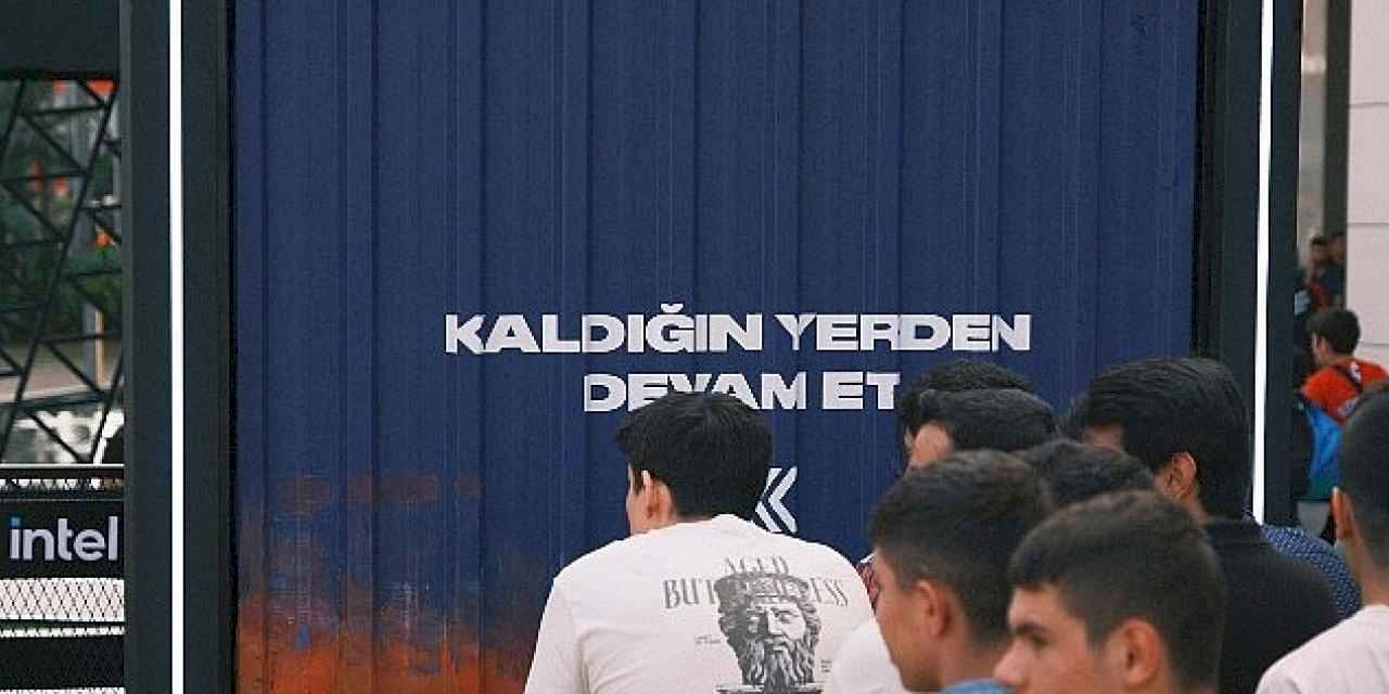 Excalibur'un Gücü RE:PLAY Turnuvasında Oyuncularla Buluştu