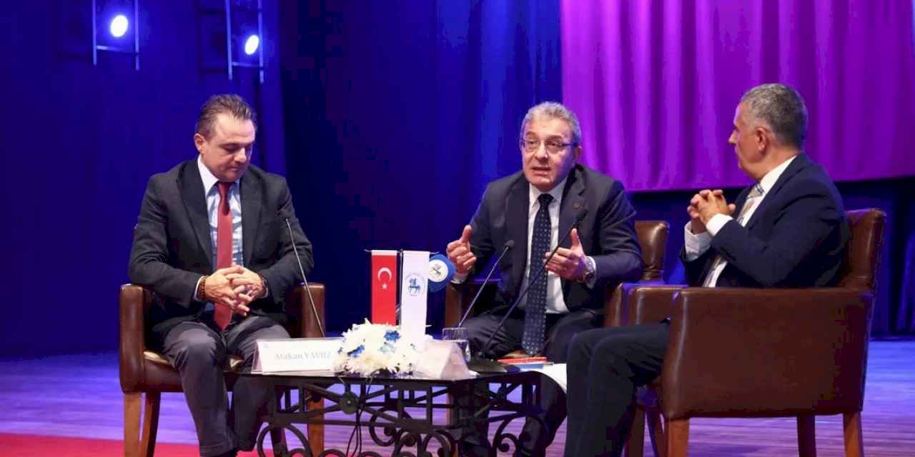 Gazeteci Çelik Türkiye'nin konumunu DEÜ'de değerlendirdi