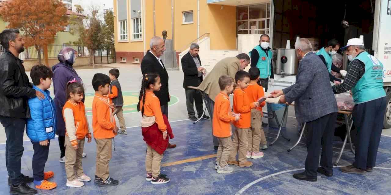 Konya Karaman'da Cansuyu Derneği'nden çorba ikramı