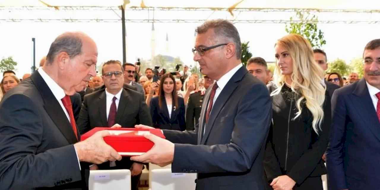 KKTC'de devir teslim tamam! Erhürman görevi Tatar'dan devraldı