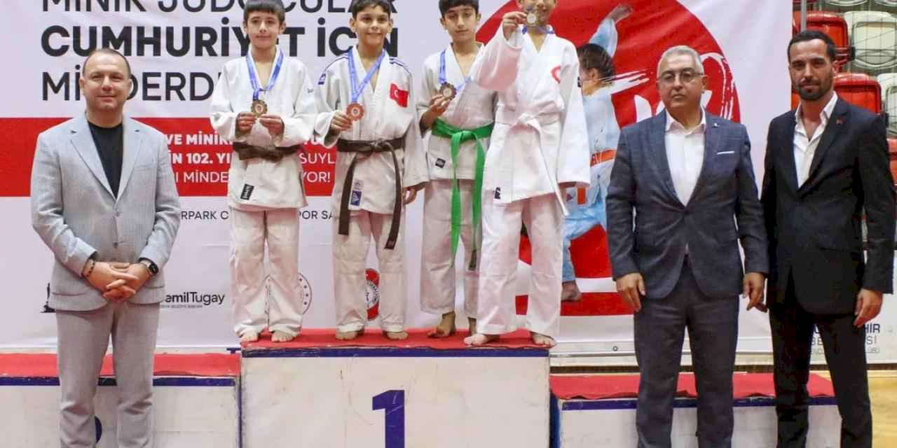 İzmirli minik sporcular Cumhuriyet için ter döktü