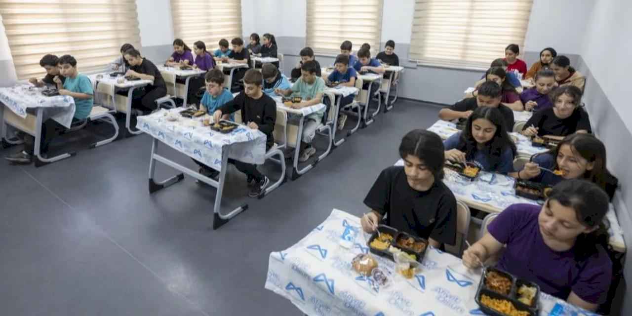 Mersin'de öğrencilere hem eğitim hem sıcak yemek desteği