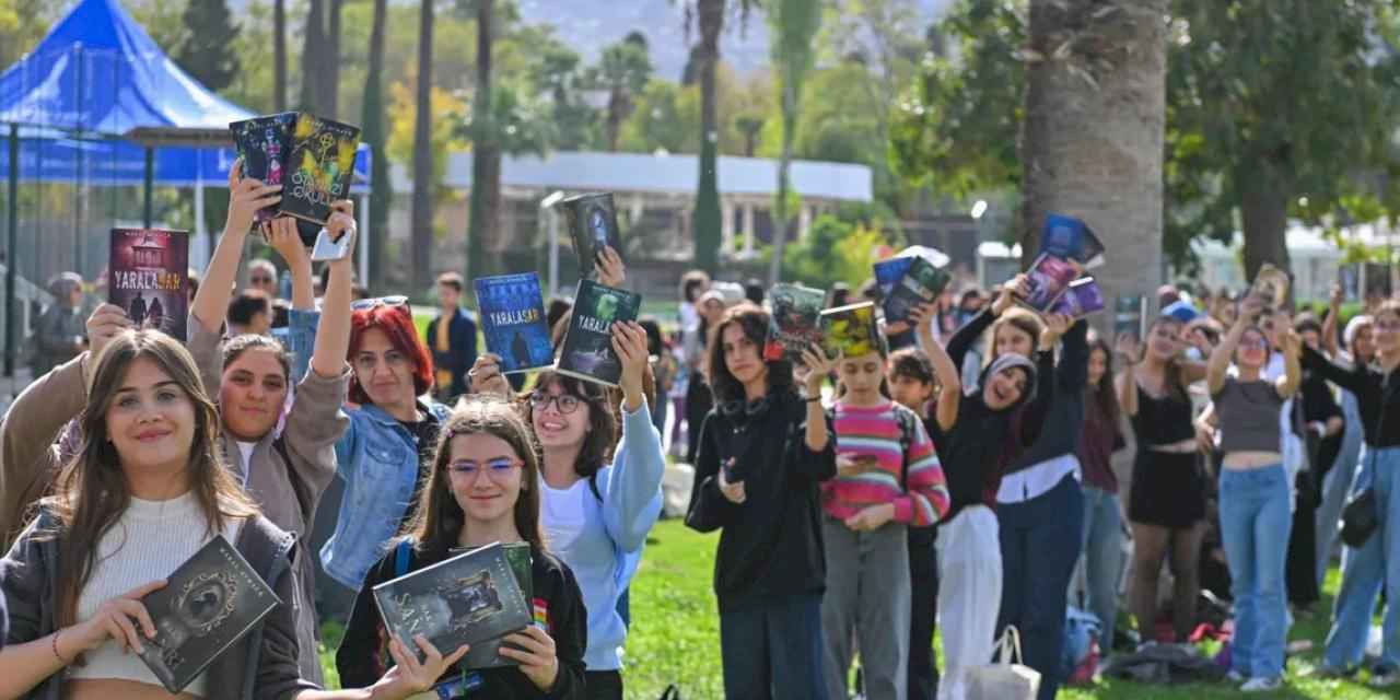 Edebiyat dünyasının kalbi İzmir Kültürpark’ta attı