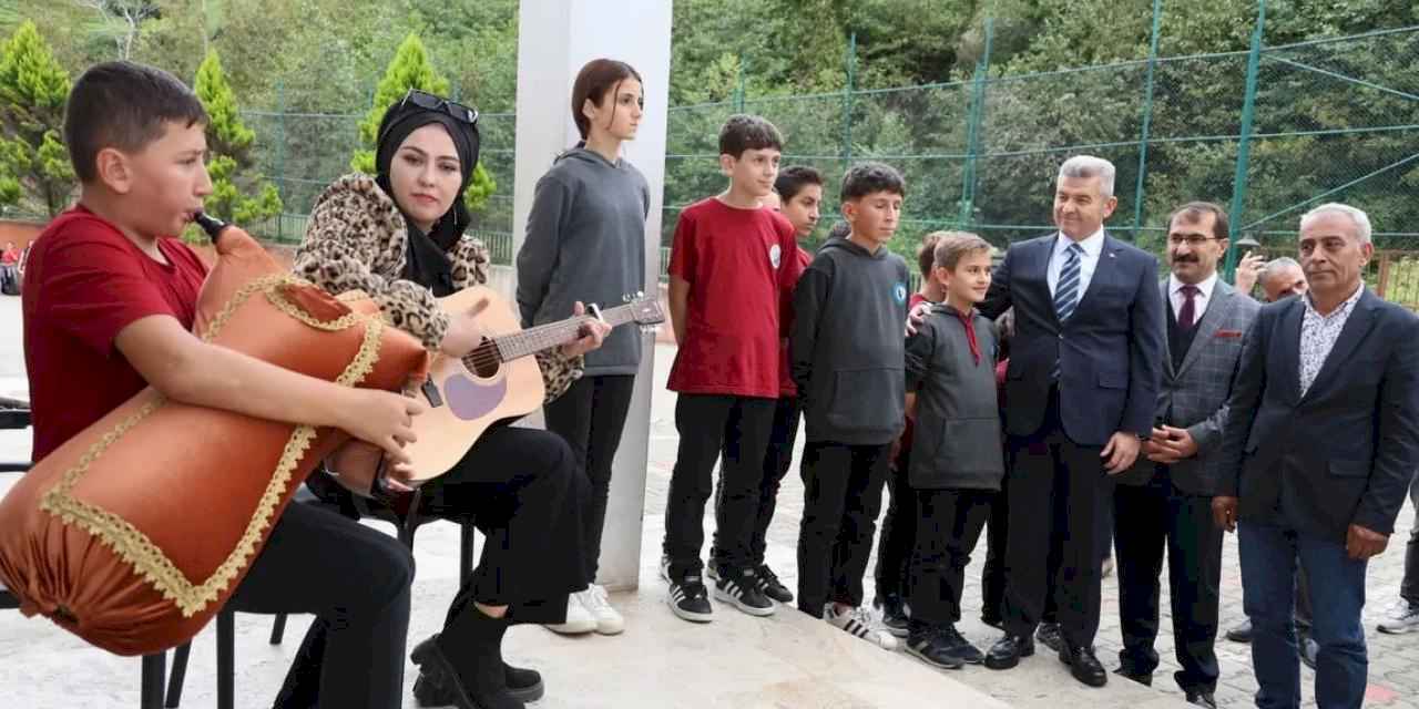 Artvin'de tulumla karşılanan Vali Ergün'den halı saha istediler