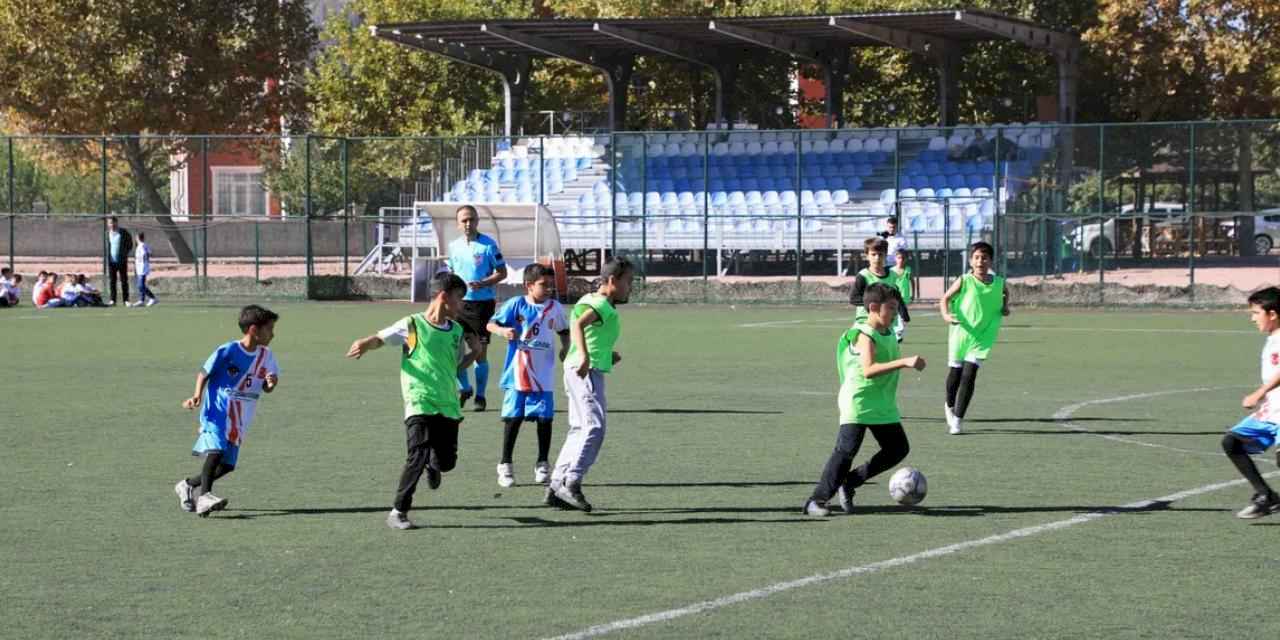 Konya Karatay'da ilkokullar arası futbol heyecanı