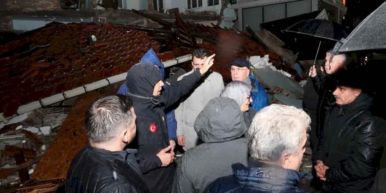 6,1’lik deprem sonrasında Bakan Yerlikaya sahada