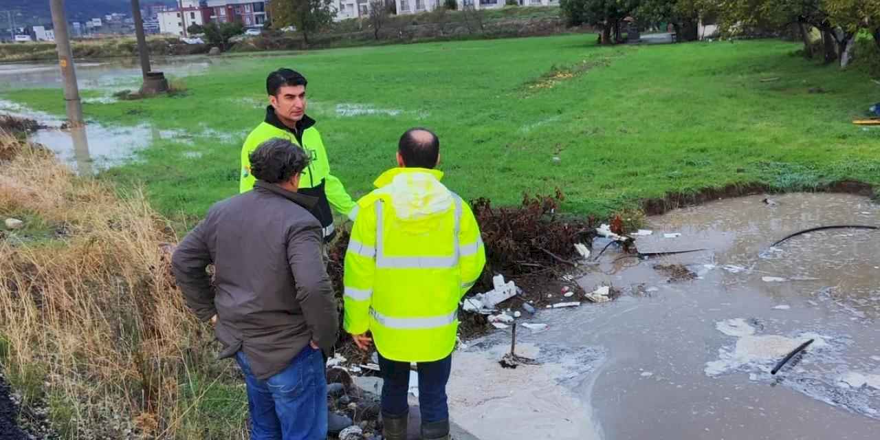 İzmir Bergama aşırı yağışlarla mücadele ediyor