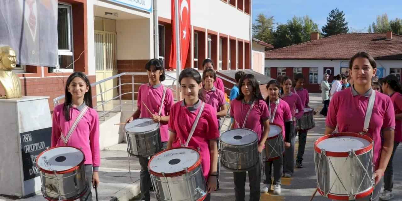 Amasya'da köy okulu bando kurdu