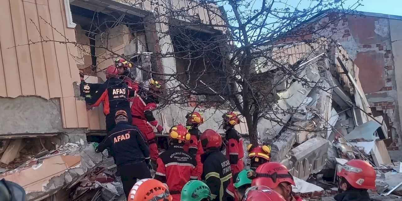 Gebze’de bina çöktü: 5 kişi enkaz altında