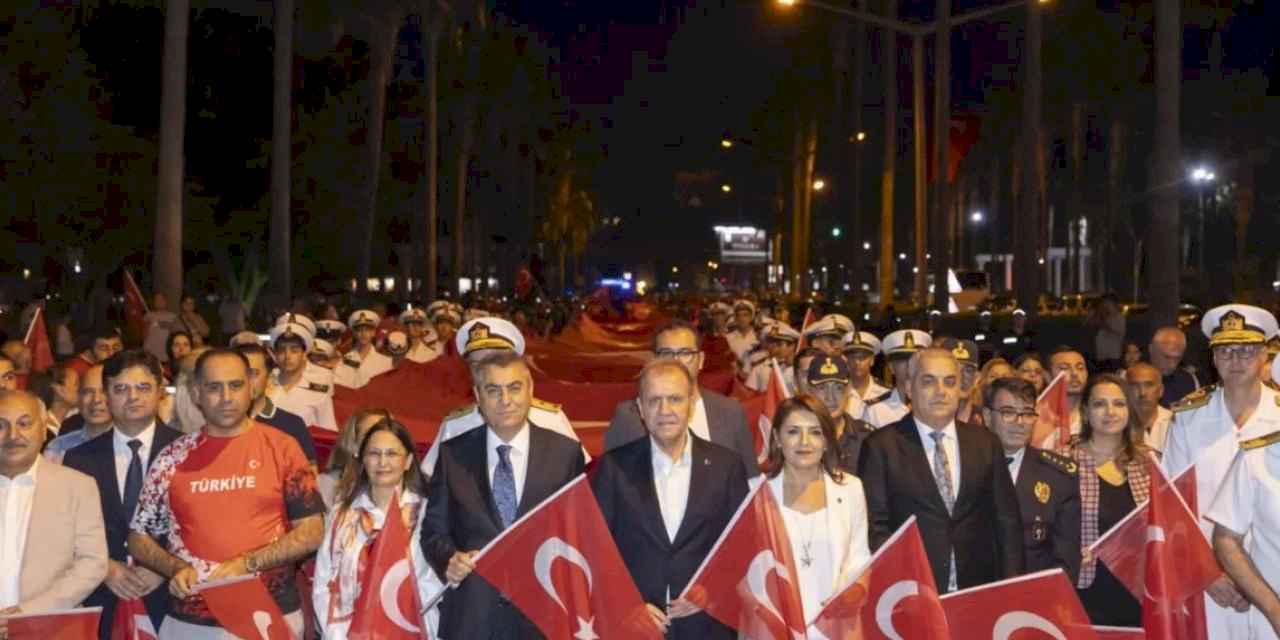 Başkan Seçer, Mersinlilerle ‘Bayrak Yürüyüşü’nde buluştu