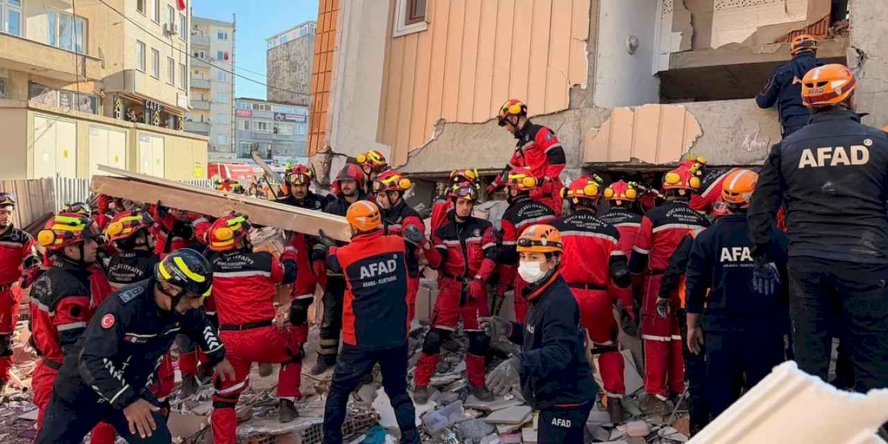 Gebze enkazında kurtarma sürüyor!