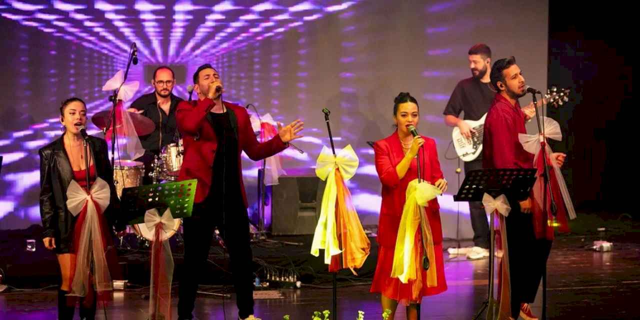 İzmir Güzelbahçe’de 102. yıl coşkusuna kortej ve konserli kutlama