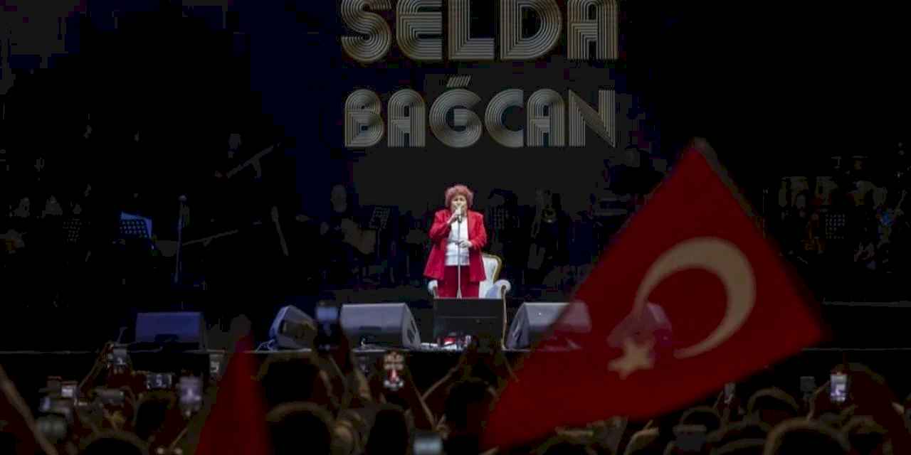 Selda Bağcan’dan Mersin’de Cumhuriyet Bayramı konseri