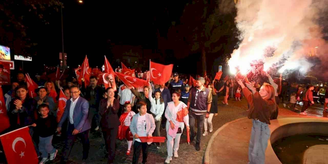 İzmir Efes'te Cumhuriyet Bayramı coşkusu meydanlara taştı
