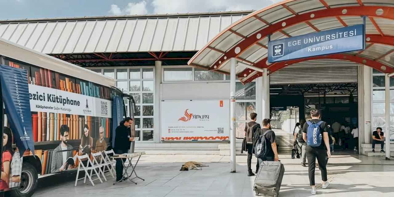 İzmir'de Gezici Kütüphane, Ege Üniversitesi Metro durağında