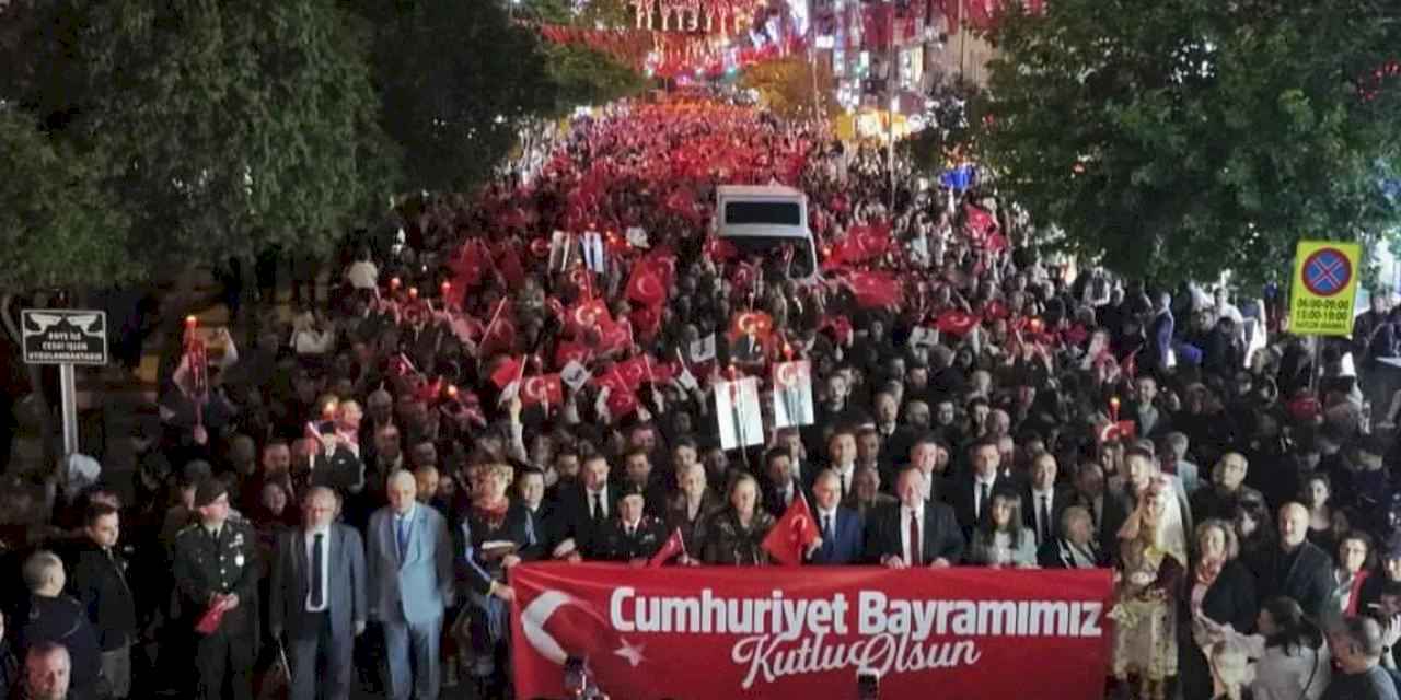 Manisa’da Cumhuriyet coşkusu meydanlara taştı