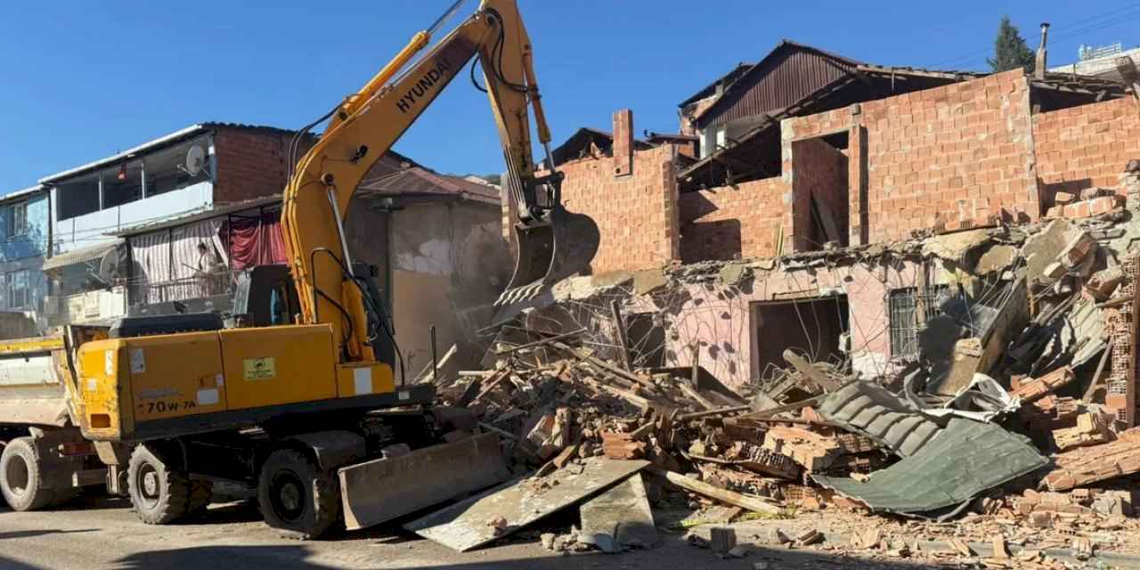 İzmit Belediyesinden kaçak yapı yıkımı