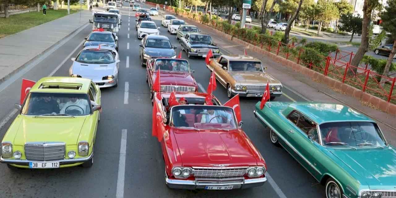 Kayseri Talas'tan klasik araçlarla Cumhuriyet coşkusu