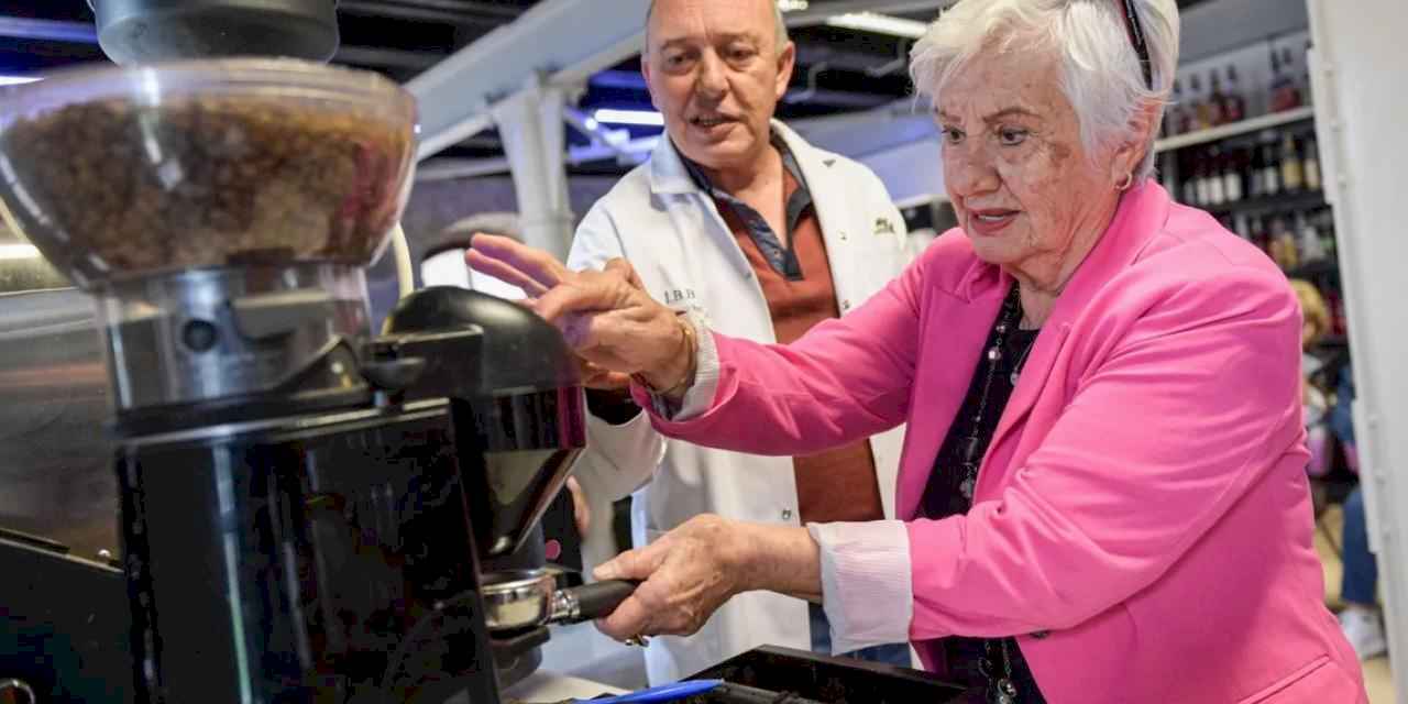 İzmir'de ileri yaş baristalar iş başında