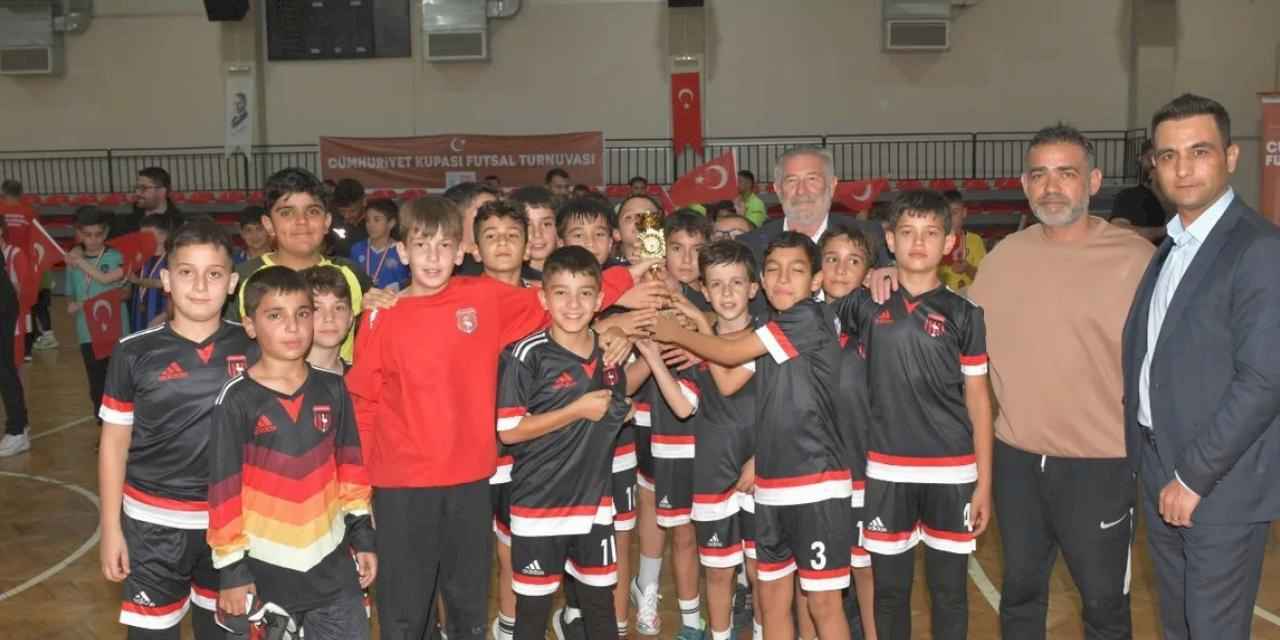 İzmir Çiğli’de Cumhuriyet coşkusu Futsal sahasında zirveye taşındı