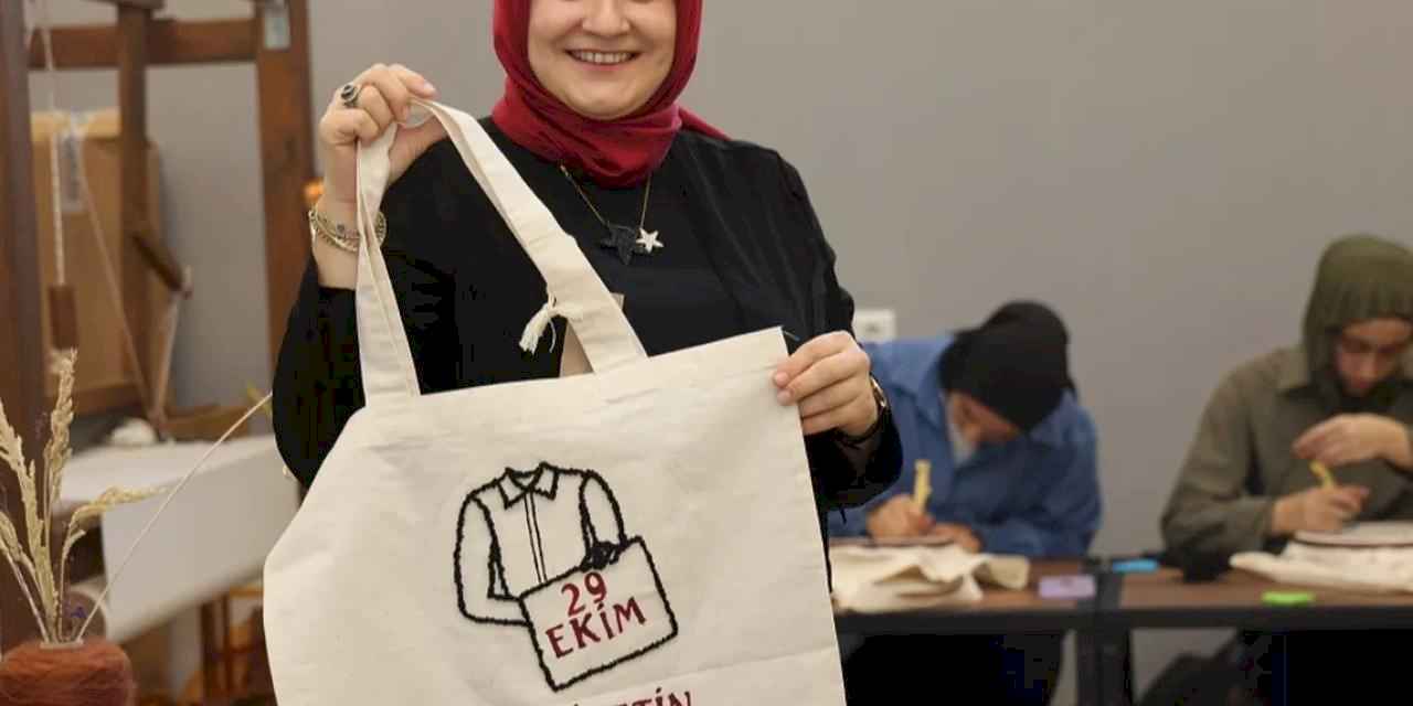 Cumhuriyet’in 102. yılına özel ay yıldızlı çantalar