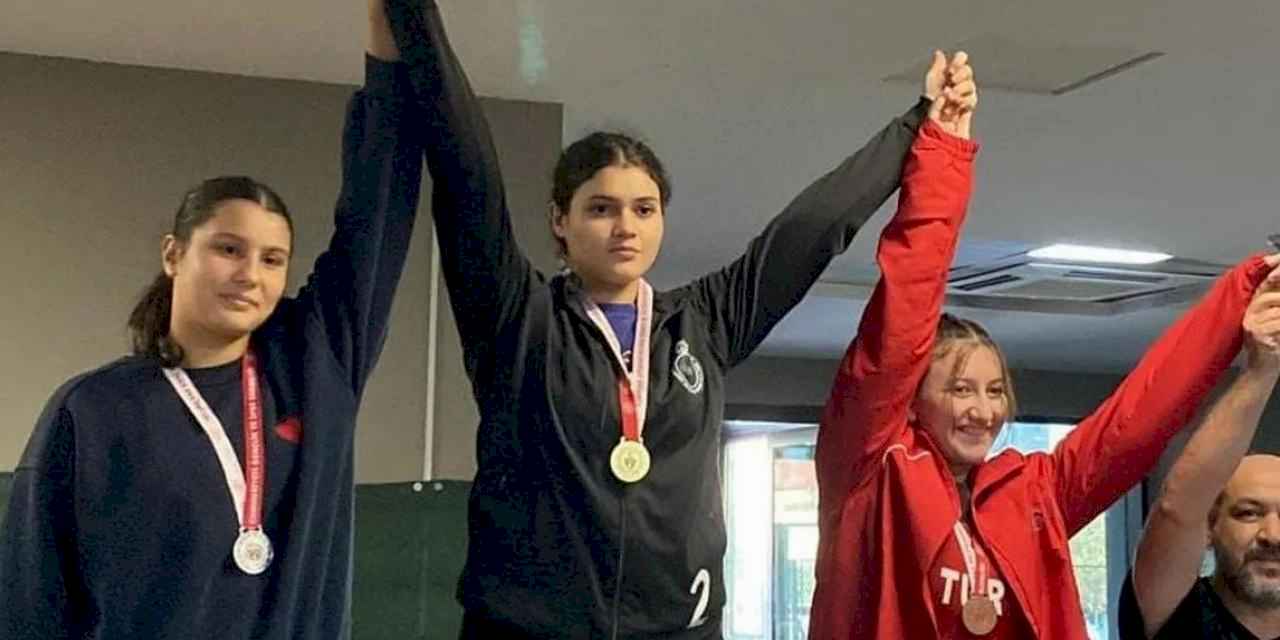 Konya Karataylı haltercilerden şampiyonada madalyalı kutlama