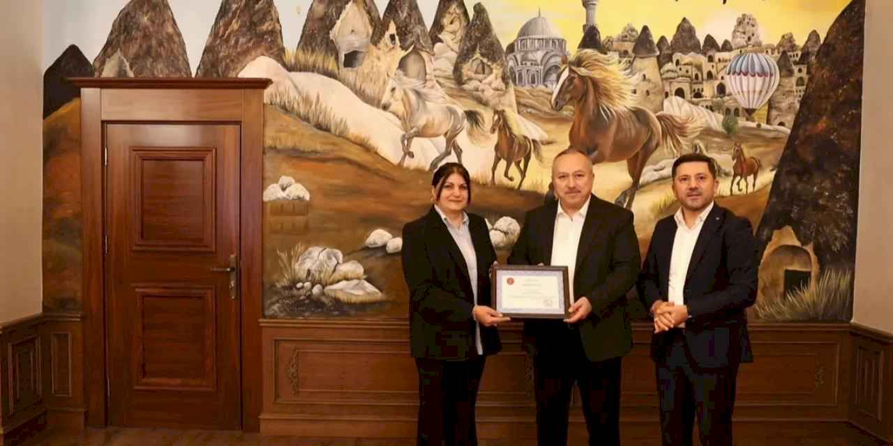 “İlmek İlmek Türkiye” halı motifi Vali Fidan’a armağan edildi