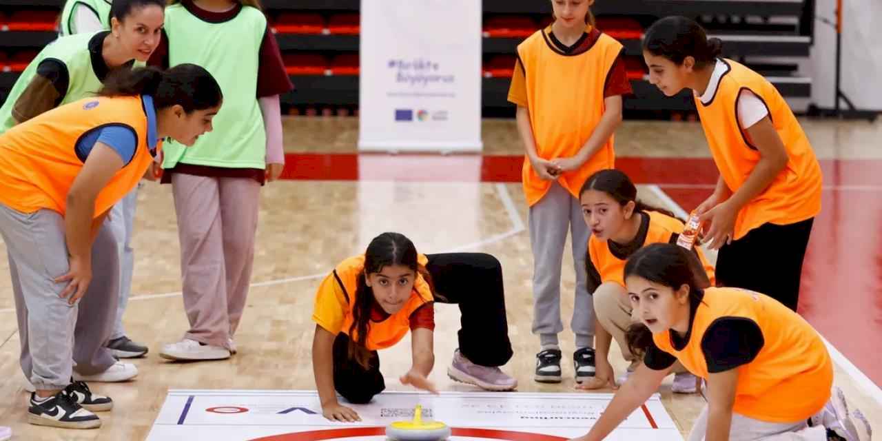 Antalya’da kız çocukları 'Floor Curling' ile tanışıyor