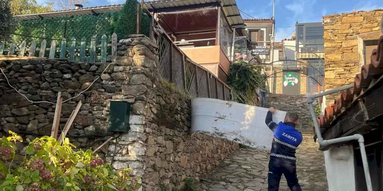 Efes Selçuk’ta görüntü kirliliği yaratan tabelalar kaldırılıyor