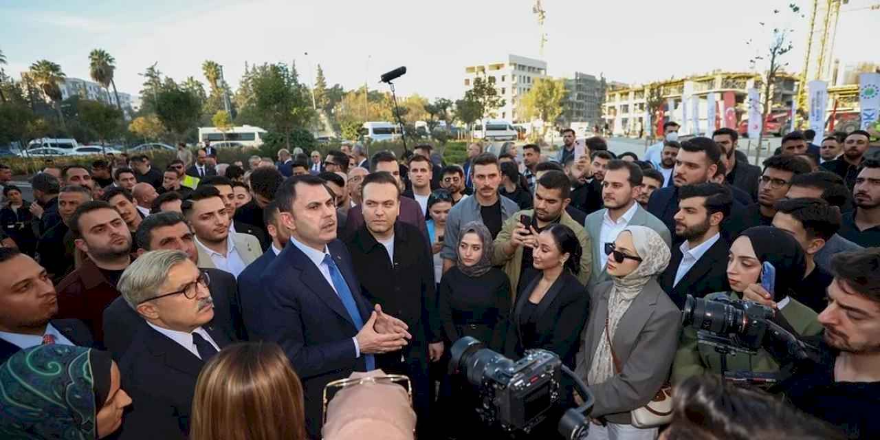 Bakan Kurum gençlerle afet bölgesindeki 'Asrın İnşası' seferberliğini gezdi