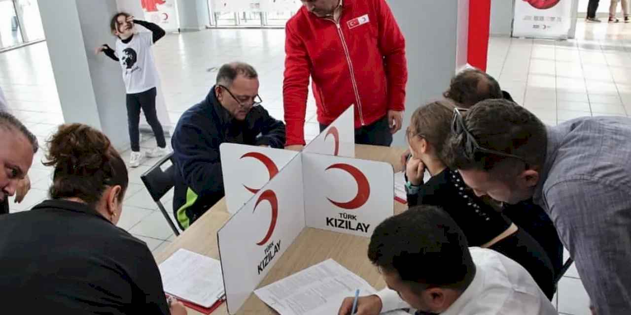 İzmir’de 10 okulda eş zamanlı kan bağışı