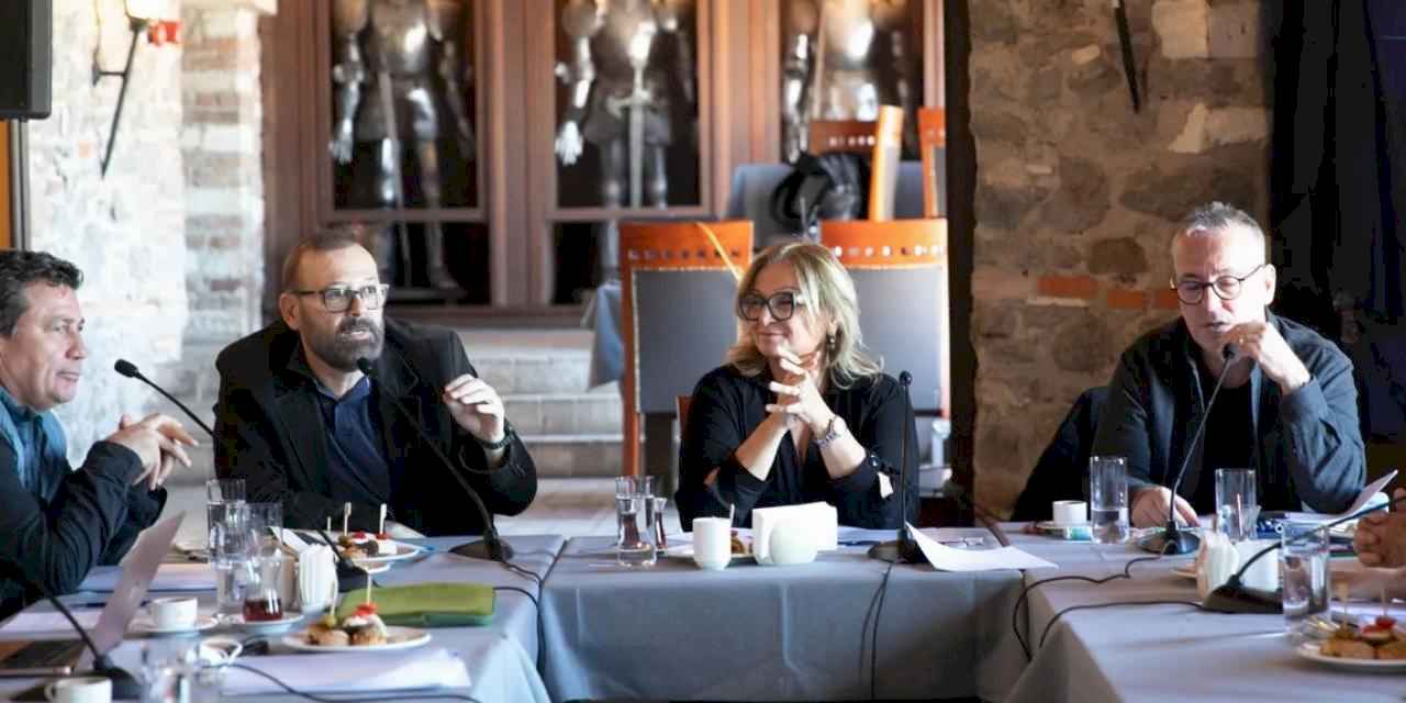 İzmir Şehir Tiyatroları danıştı