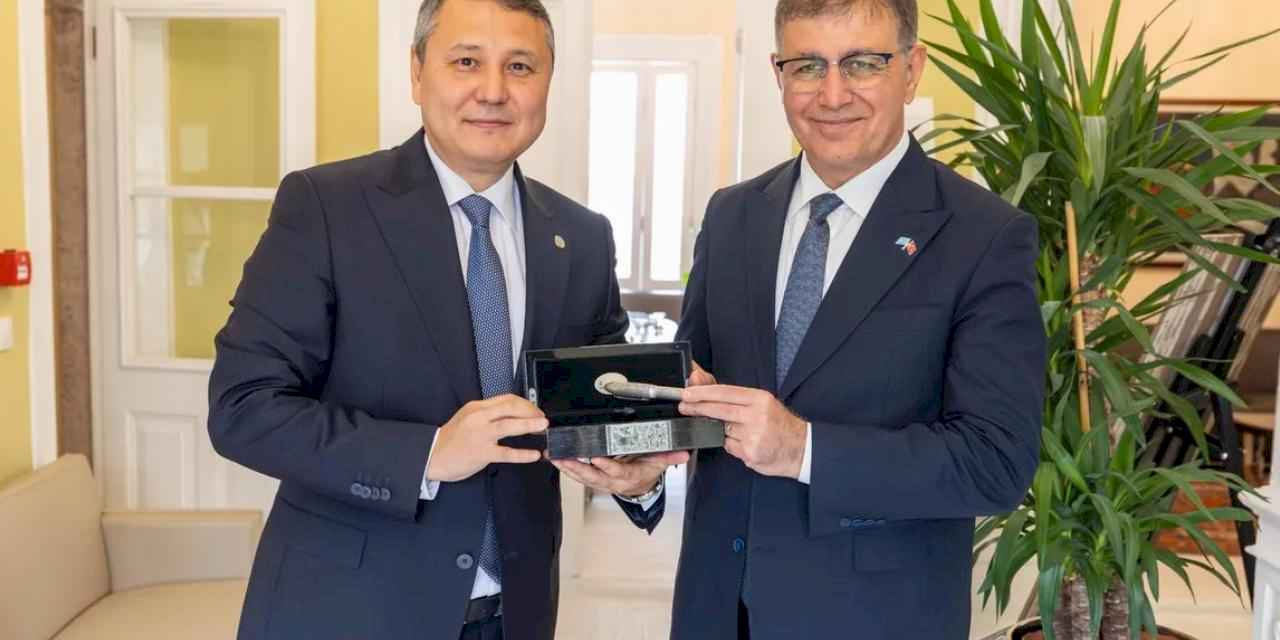 İzmir'de Kazakistan heyeti Ay Yıldızlı Konak'ta ağırlandı