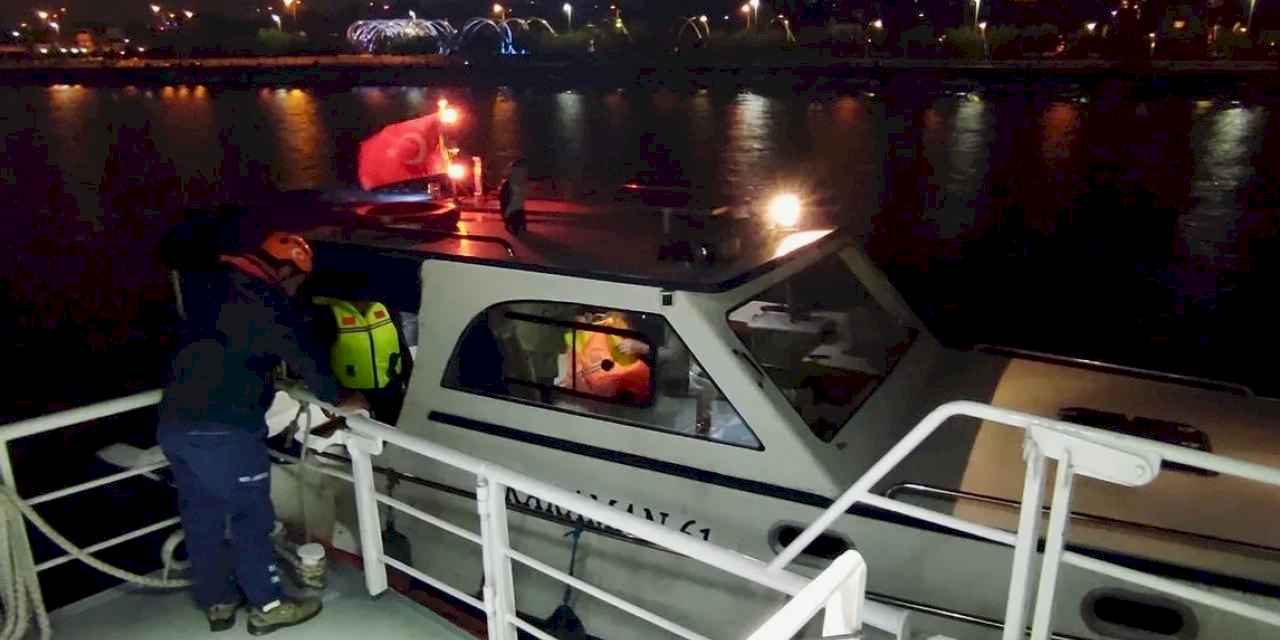 Yenikapı açıklarında 4 kişilik tekne emniyete alındı!