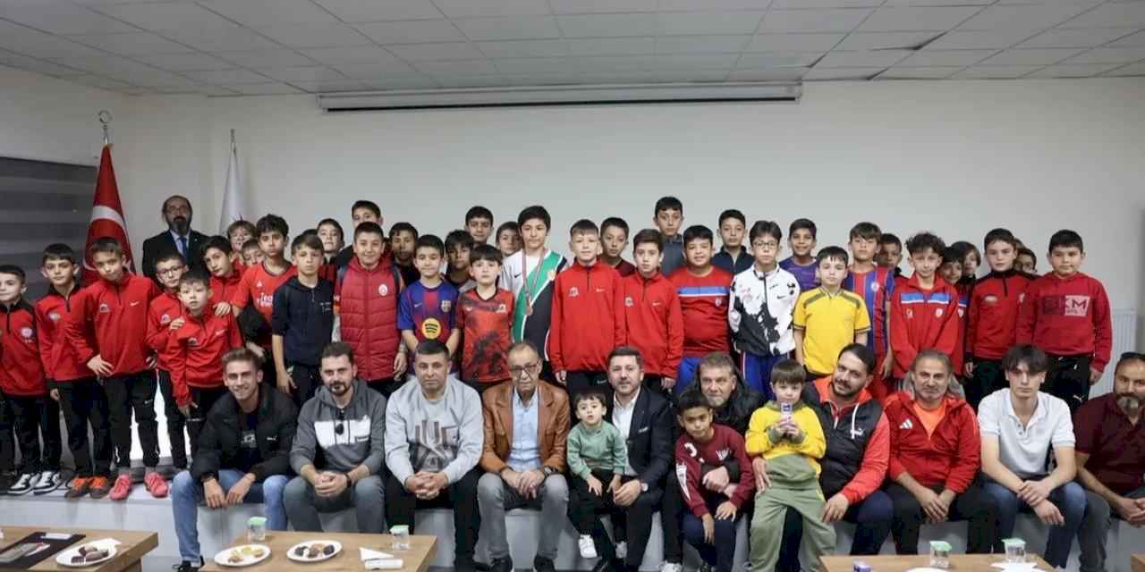 Rasim Arı'dan minik futbolculara krampon