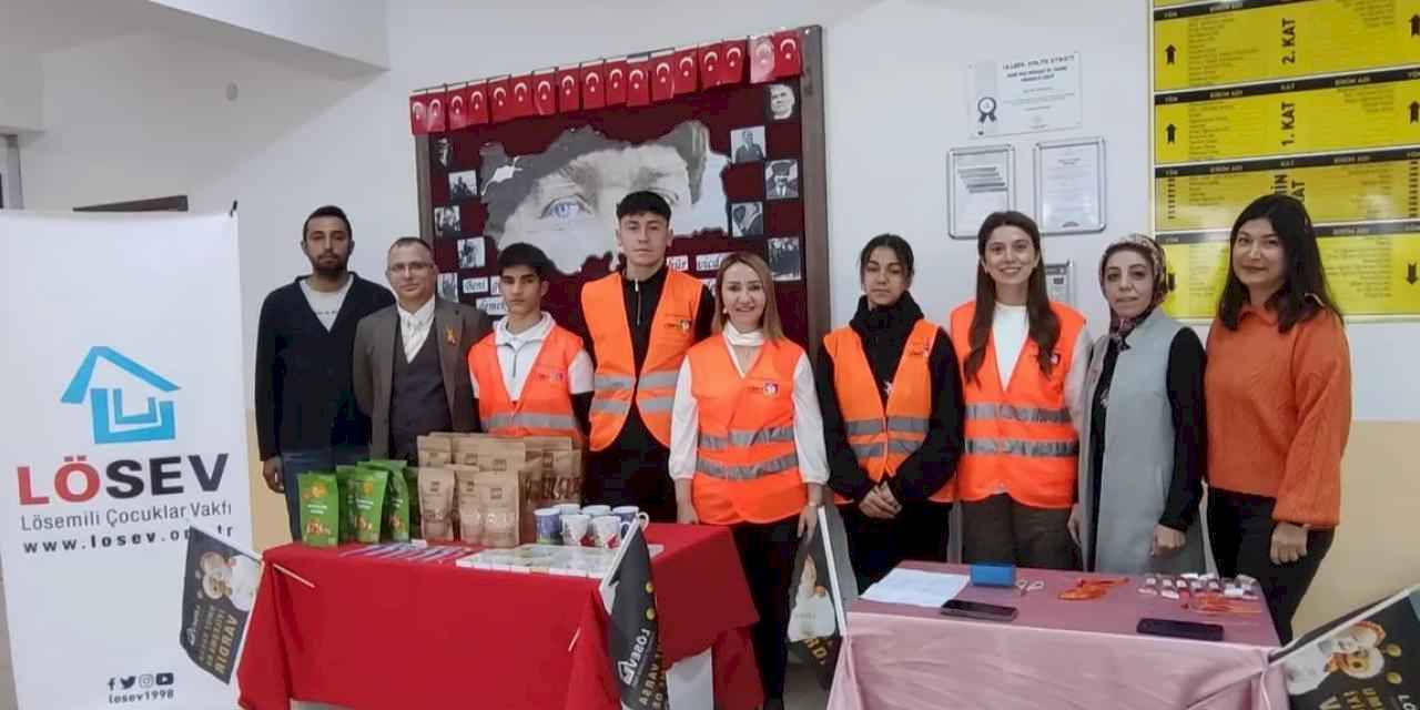 Zekiye Tekin'den lösemili çocuklara ziyaret