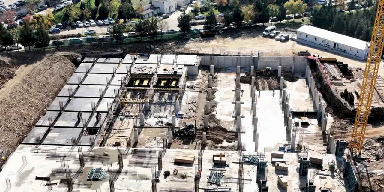 Kocaeli Umuttepe Kampüsü'nde camii ve otopark inşaatı yükseliyor