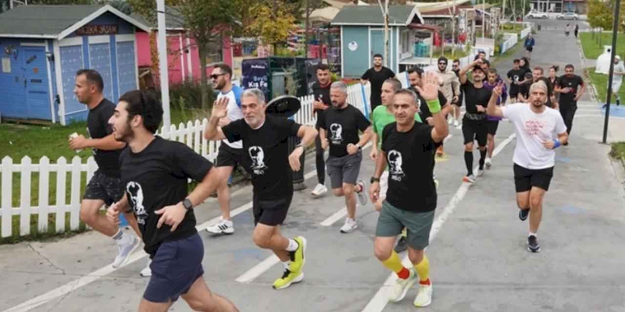 İstanbul Beylikdüzü'nde yüzlerce kişi Ata'ya saygıya koştu