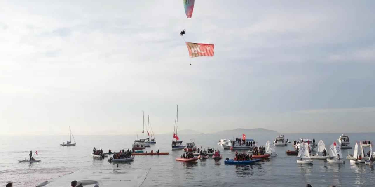 Kadıköy’de Binlerce Kişi Ata’ya Saygı Zinciri Oluşturdu