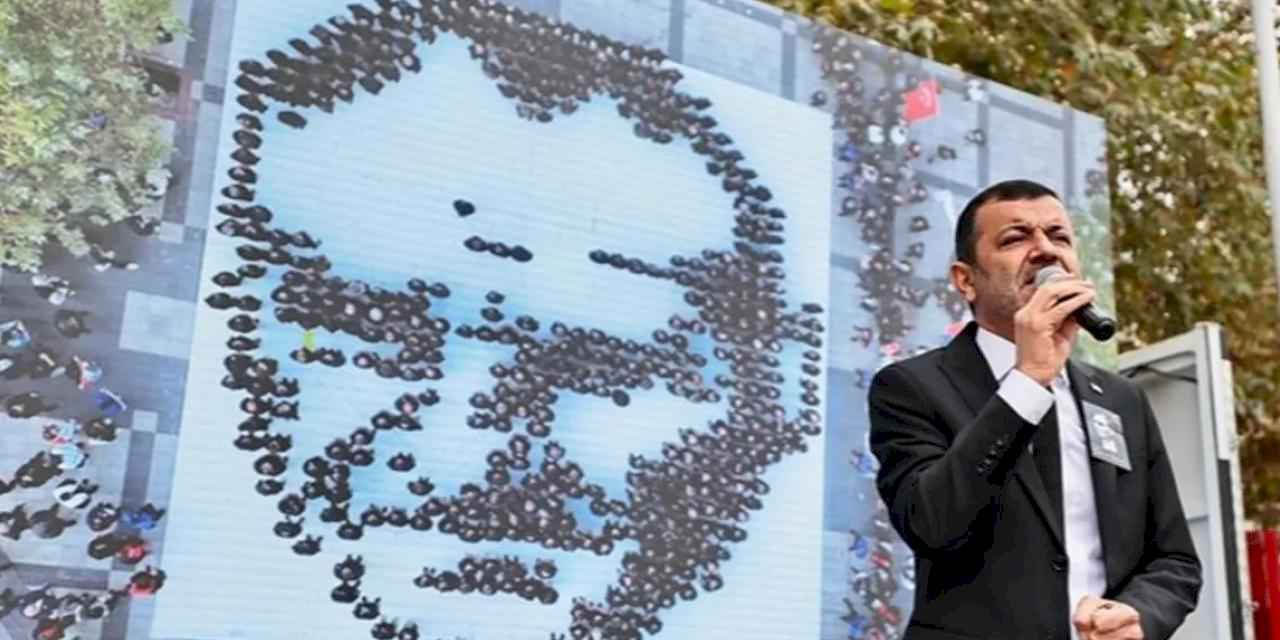 Denizli'de belediye personelleri Atatürk silüeti oluşturdu